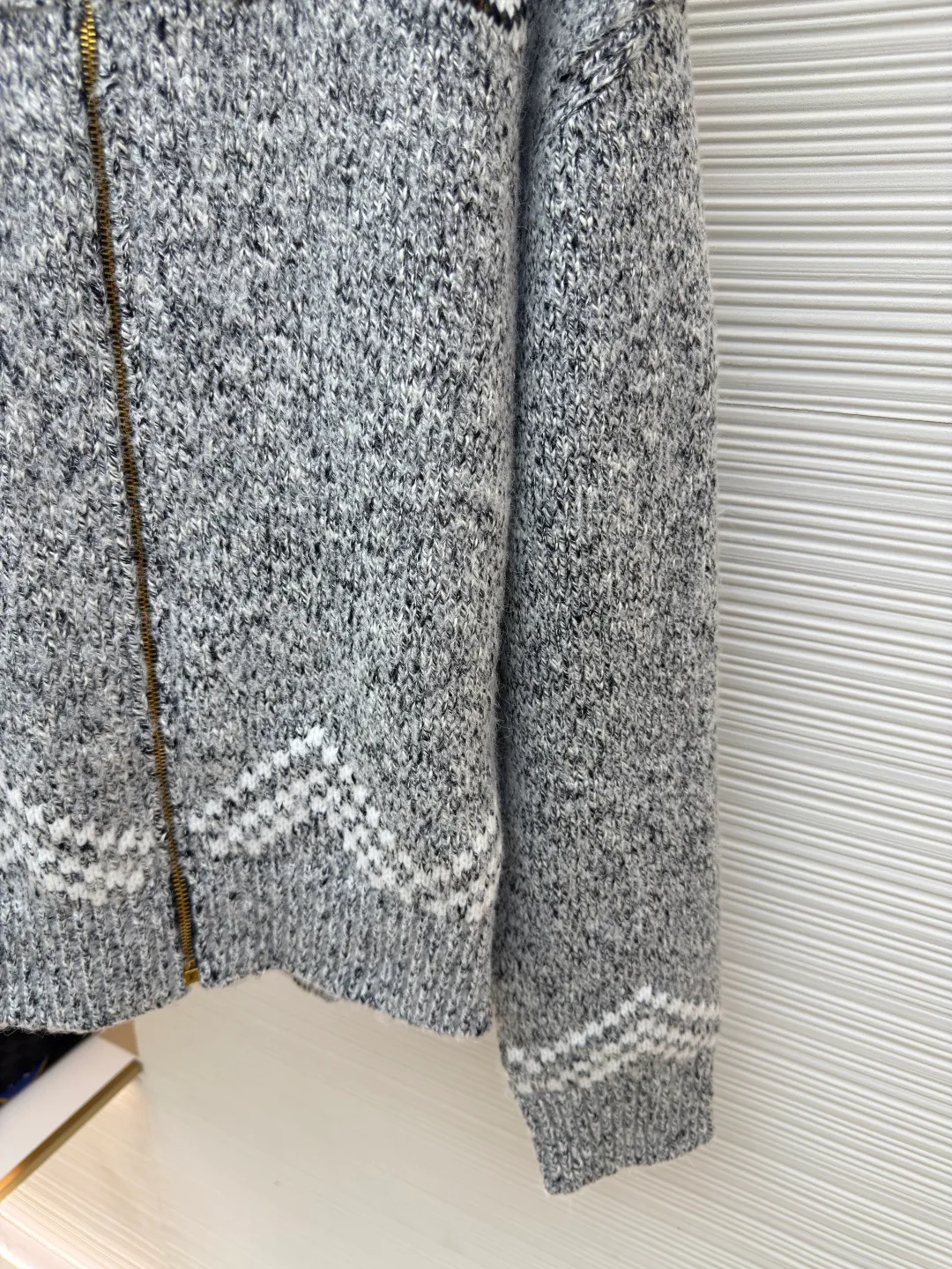 LOUIS VUITTON Nigo Series Zippered Knitted Tunic Jacket ●Authentic product: 229999 purchase and development ●Item number: 1680071-C10 ●Fabric: wool fabric ●Technology: Jacquard production ●Version: fitted version ●Weight: about 1430 grams ●Size: S-M-L-XL ●Description: This tunic jacket focuses on Pharrell Williams and Nigo in 2025 A creative picture drawn together in autumn and winter. A koi carp wearing the LV logo swims on the front, and behind the cherry blossoms and Japanese text marks, Nigo’s cultural origins are revealed. Sophisticated patterns are intarsia and embroidered on a cotton-wool-blend knit that's textured as finely as if it were handmade. Beaded zip pulls add an elegant touch to the comfortable silhouette. The overall wiring is straight and delicate, the fabric is comfortable and soft, and the color is consistent without color difference. It can be matched with the same style to create a fashionable look and control various occasions. Customized accessories, complete with three standards, same style for men and women!
